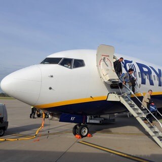 Ryanair-Flugzeug am Flughafen KarlsruheBaden-Baden