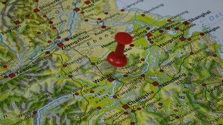 Landkarte mit einem Pin auf Wuhan in China. Am 31. Dezember 2019 wurde die Weltgesundheitsorganisation WHO über eine Reihe ungewöhnlicher Fälle von Lungenentzündung in der chinesischen Stadt Wuhan informiert.