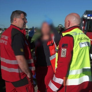 Heli-Retter im Einsatz: Notarzt Björn Hossfeld redet mit einem Rettungsteam 