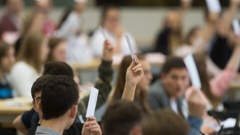 Wie interessieren sich junge Menschen vor der Landtagswahl an Politik? (Symboldbild)