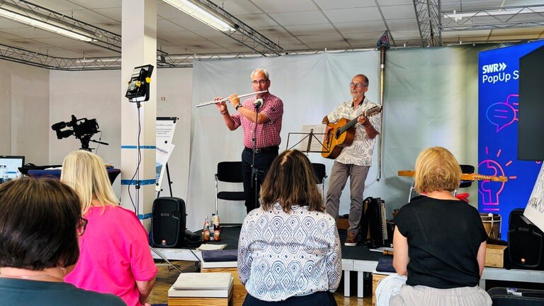 Spannende Geschichten und historische Lieder aus Oberschwaben präsentierte Barny Bitterwolf aus Bad Waldsee im SWR PopUp Studio Mengen, musikalisch unterstützt von Hans-Peter Hirthammer aus Scheer.