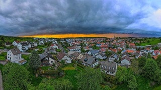 Heftiges Unwetter über dem Landkreis Calw: Superzelle bringt extremen Starkregen, Hagel und schweres Gewitter über Altensteig: Ob Gewitter durch den Klimawandel häufiger werden, ist noch nicht ganz klar. Wohl aber, dass sie tendenziell stärker werden – und damit auch gefährlicher. Ein Ziel ist deshalb auch, Gewitter zu zähmen und besser zu kontrollieren.