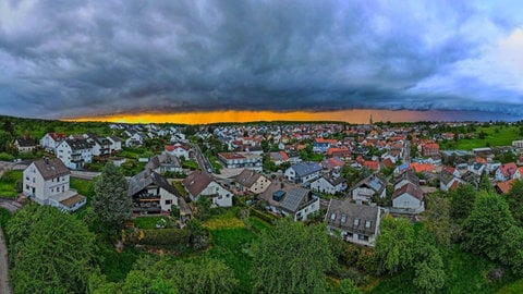 Heftiges Unwetter über dem Landkreis Calw: Superzelle bringt extremen Starkregen, Hagel und schweres Gewitter über Altensteig: Ob Gewitter durch den Klimawandel häufiger werden, ist noch nicht ganz klar. Wohl aber, dass sie tendenziell stärker werden – und damit auch gefährlicher. Ein Ziel ist deshalb auch, Gewitter zu zähmen und besser zu kontrollieren.