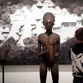 Vitrine mit Masken und Holzfiguren aus Kamerun während einer Pressevorschau vor der Eröffnung vom Ethnologischen Museum und Museum für Asiatische Kunst im Westflügel vom Humboldt Forum in Berlin. 