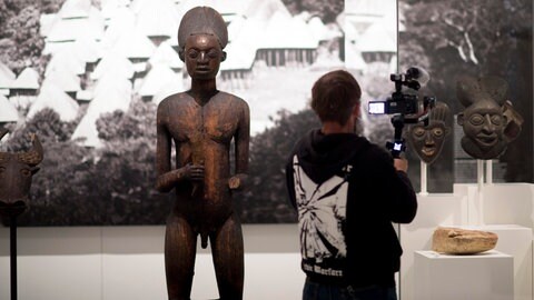 Vitrine mit Masken und Holzfiguren aus Kamerun während einer Pressevorschau vor der Eröffnung vom Ethnologischen Museum und Museum für Asiatische Kunst im Westflügel vom Humboldt Forum in Berlin. 