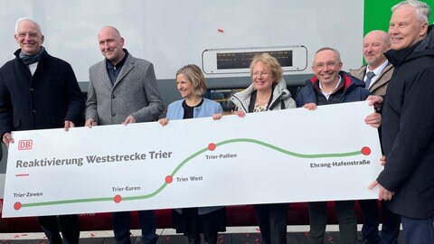 Gute Laune am Bahnsteig bei der symbolischen Inbetriebnahme am Mittwoch: Die Gäste aus Politik und von der Deutschen Bahn freuen sich über die Reaktivierung der Trierer Weststrecke. 