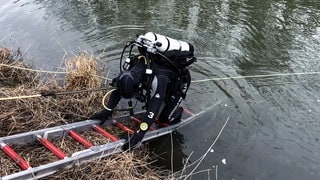 Taucher der Feuerwehr Heilbronn steigt in die eiskalte Jagst