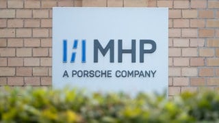Das Logo des Unternehmen MHP auf einem Schild vor dem Hauptsitz in Ludwigsburg. (Symbolfoto)