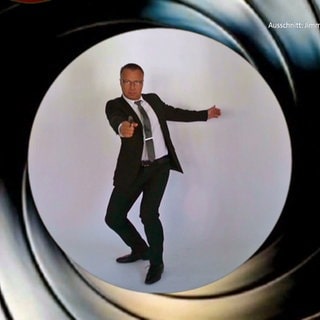 Thorsten Groh als Jimmy Blond in JAmes Bond Manier im Vorspann zu Casino Spital