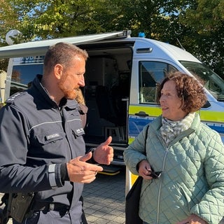 Einige Marktbesucher in Ulm-Wiblingen nehmen das Angebot an und informieren sich bei der Polizei, kommen ins Gespräch.