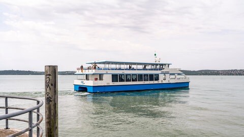 Ein Elektro-Schiff fährt aus einem Hafen auf den Bodensee hinaus. Der Schiffsverkehr und Wassersport auf dem See sollen nachhaltiger werden.