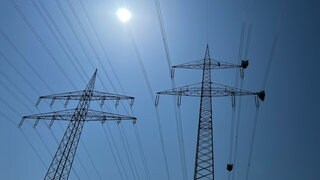 Strommasten in der Landschaft. Die norddeutschen Bundesländer fordern unterschiedliche Strompreiszonen in Deutschland. Das könnte den Strom im Süden teurer machen.