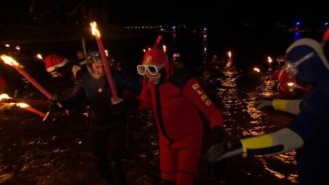 47 Männer und Frauen sind beim Silvesterschwimmen 2025 der DLRG vor Konstanz in den Bodensee getaucht.