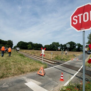 Rettungskräfte stehen am 21.06.2017 in Alpen (Nordrhein-Westfalen) an einem Unfallort. Ein 15-jähriger Junge ist auf einem unbeschrankten Bahnübergang im niederrheinischen Alpen vom Zug erfasst und getötet worden. 