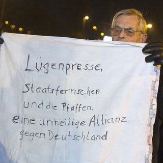 “Desinformation bedroht die Demokratie – doch wer darf sie bekämpfen? Ein Feature über Fakenews, Pressefreiheit und die schmale Grenze zwischen Regulierung und Zensur.”