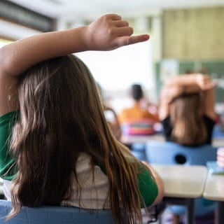 Kinder in Klassenzimmer.