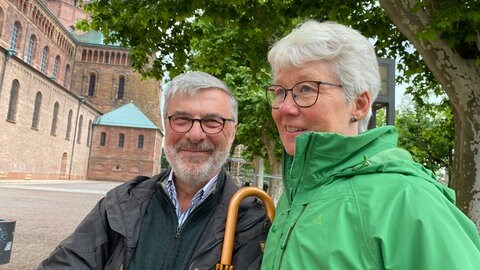 Die Touristen Lothar und Jette Richter in Speyer freuen sich schon jetzt über günstige Preisen in Pfälzer Weinstuben - obwohl die Mehrwertsteuer noch nicht auf sieben Prozent gesunken ist.