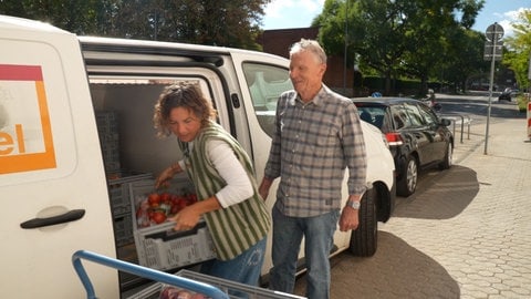 Kisten schleppen, Lebensmittel sortieren und verteilen. Das Ehrenamt bei der Tafel Trier ist harte Arbeit. 