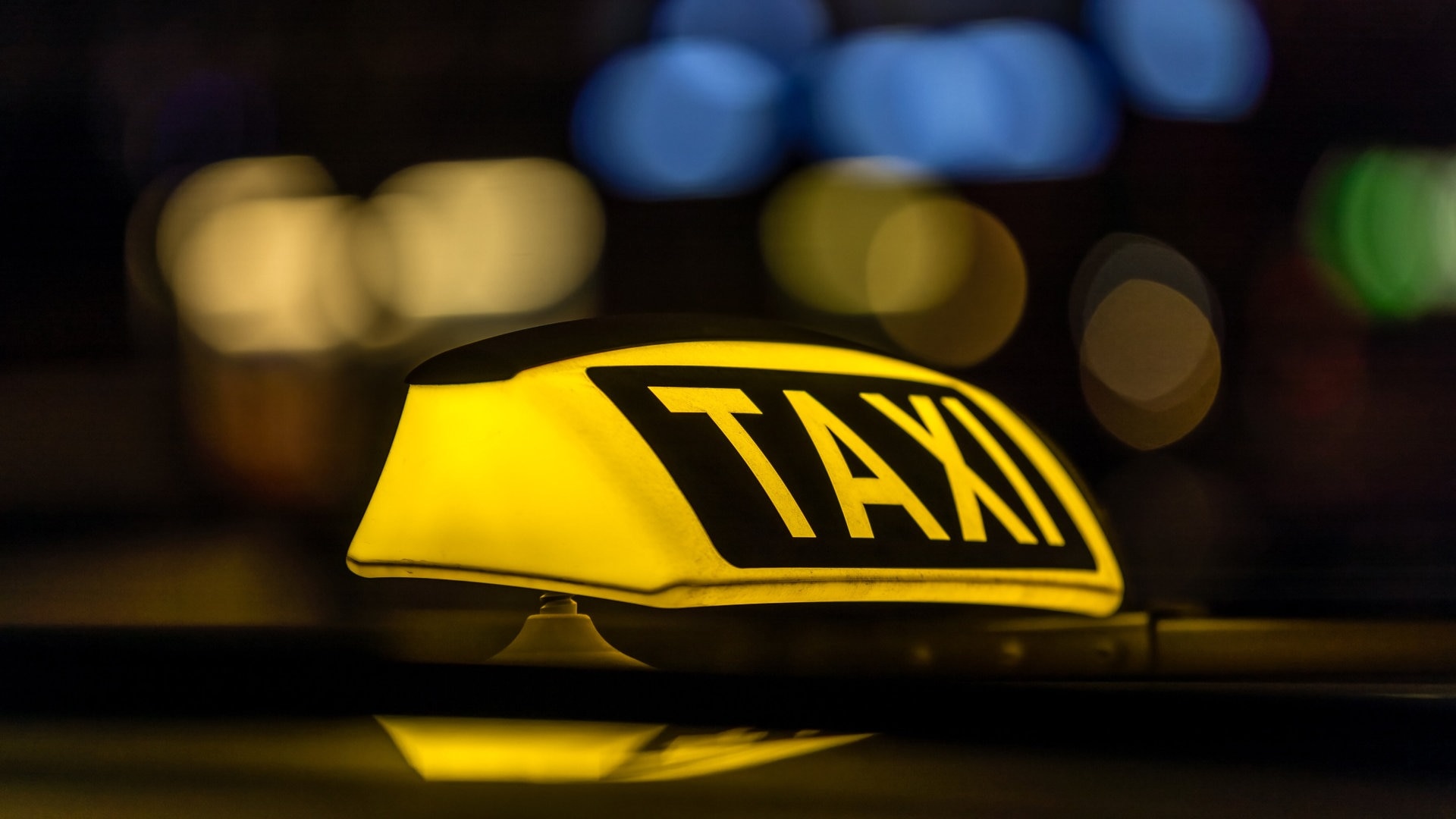 Taxifahrer bei Raub schwer verletzt - Unbekannte Täter flüchten