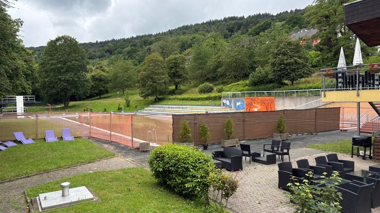 Warum das Freibad in Bollendorf keine Zukunft hat: Heute macht ein Bauzaun deutlich, dass hier kein Badespaß mehr möglich ist. 