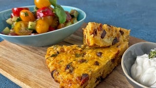 Tortilla mit getrockneten Tomaten und Tomaten-Gurken-Salat