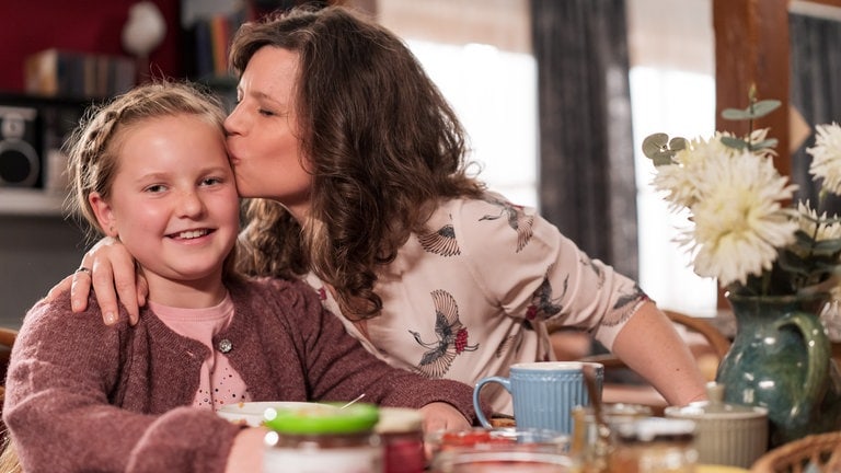 Eva (Lucie Muhr) und Carlotta (Mila Breiter)