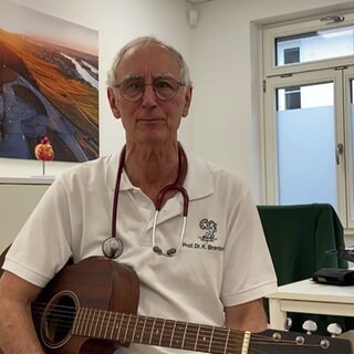 Arzt spielt Gitarre