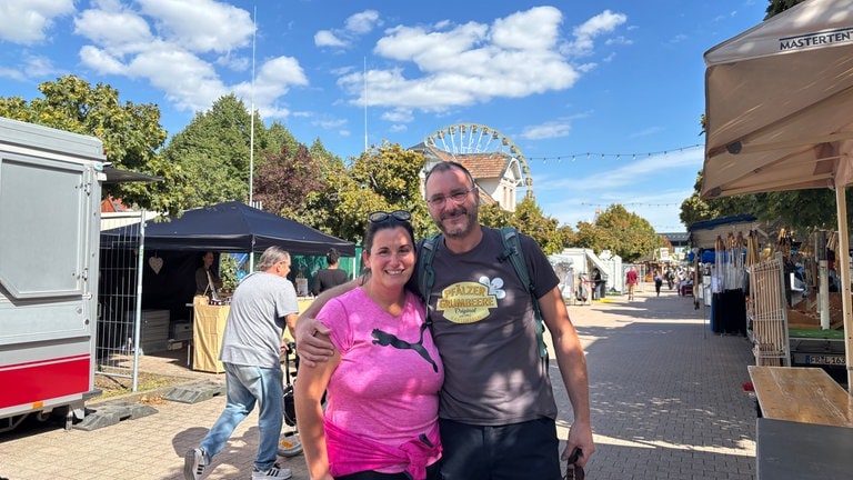Erste Besucher auf dem Wurstmarkt in Bad Dürkheim
