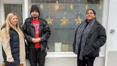 Die "Lebenskünstlerei" in Koblenz-Neuendorf begleitet 23 psychisch belastete Menschen, darunter Matthias (24). Es wird mit ihnen besprochen, wie sie die Adventszeit und das Weihnachtsfest möglichst stressfrei bewältigen.