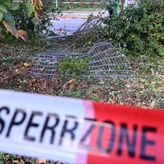 Ein Zaun ist an einer Unfallstelle eingedrückt. Eine Fußgängerin und ihre kleinen Söhne wurden von einem Auto erfasst, alle drei starben noch am Unfallort.