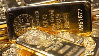 Mehrere Goldbaren liegen zusammen.
