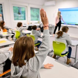 Kinder in einer Schulklasse. Was versprechen die Parteien in RLP beim Thema Bildung?