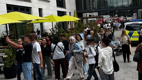 Beim Stuttgarter Einkaufszentrum Milaneo gab es am Donnerstag einen größeren Polizeieinsatz. Das Bild zeigt mehrere Streifenwagen und eine größere Menschengruppe.