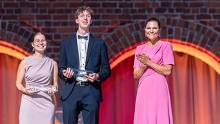 Victoria, Kronprinzessin von Schweden, und die beiden Preisträger Jana Spiller und Niklas Ruf vom Schülerforschungszentrum Südwürttemberg.