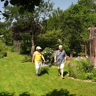 Ingrid und Karl Butterbrodt lieben es durch ihren parkähnlichen Garten zu gehen.