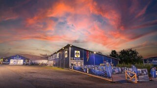 Auf vielen Festivals sind inzwischen Discounter extra mit einer eigenen Filiale vertreten, wie Lidl bei Rock am Ring und Rock im Park.