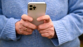 Eine Frau schaut auf ihr Handy: Nachrichten werden immer häufiger online abgerufen.