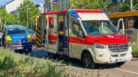 Das Fahrzeug war nach Angaben der Polizei unterwegs zu einem Einsatz, als es zu dem Unfall kam.