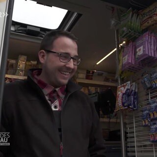Aaron Daubner verkauft aus seinem rollenden Supermarkt