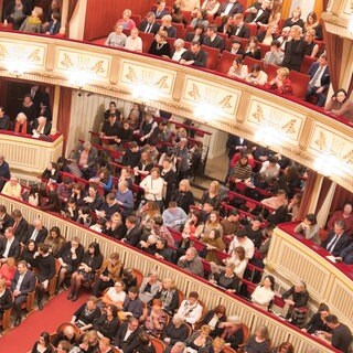 Zuschauer auf den Stehplätzen der Wiener Staatsoper. Archivfoto.