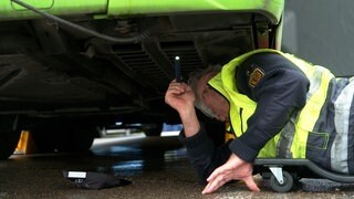 Die Fernreisebusse werden bei der Kontrolle der Polizei von oben bis unten durchgecheckt. 