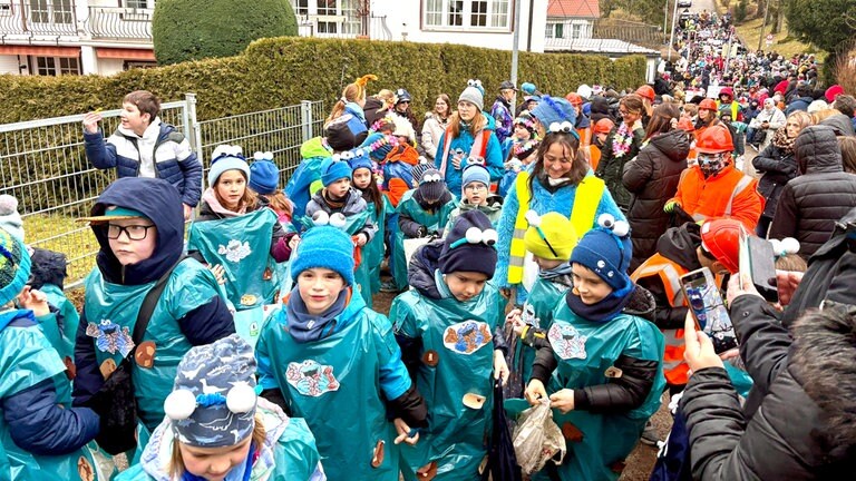 Schnecken, Bienen, Krümelmonster oder, passend zu den olympischen Winterspielen, auch Skispringer und Skifahrerinnen. Verkleidete Kinder ziehen beim Kinderumzug durch Wasseralfingen.