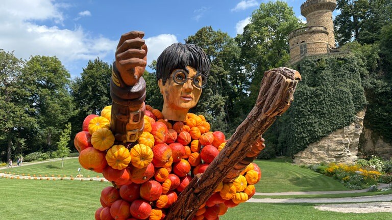 Harry Potter, King Kong und Marilyn Monroe aus Holz und Kürbissen: Die Figuren bei der Kürbisausstellung 2025 in Ludwigsburg sind alle aus dem Kino bekannt.