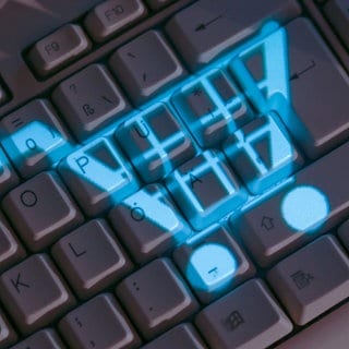 Kriminelle versuchen mit Fake-Shops, Verbraucher beim Online-Kauf zu täuschen.