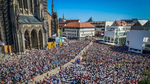 Tausende Blechbläserinnen und Bläser sind zum Landesposaunentag 2023 nach Ulm gekommen.