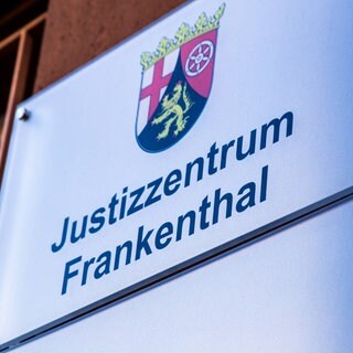 Das Justizzentrum in Frankenthal. Eine Frau soll in Ludwigshafen von ihrem Ehemann erstochen worden sein, deshalb hat die Staatsanwaltschaft den Ehemann jetzt wegen Mord angeklagt.