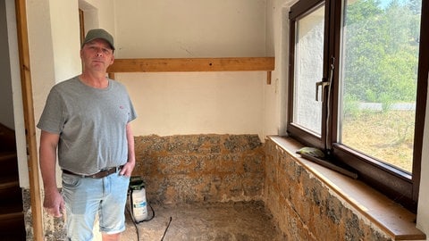 Das Wasser stand am 14. Juli 2021 bis zur Fensterbank in Ralf Hinterkeusers Haus in Niederehe. Bis heute riecht es dort nach Heizöl.