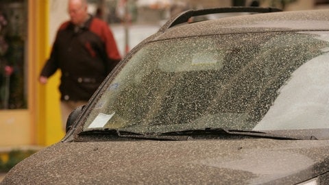Der Saharastaub ist aktuell häufig auf Autos zu sehen. Saharastaub weht seit Jahrhunderten zu uns. Der rote Regen heißt dann Blutregen. Generell sind die Partikel aus der Wüste ungefährlich, Allergiker leiden aber teilweise darunter.