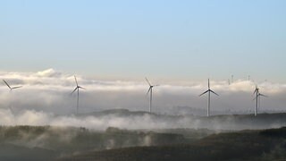 Aussicht vom Wildenburger Kopf im Nationalpark Hunsrück-Hochwald auf das Naheland an einem nebligen Wintermorgen. Neue Standorte für Windräder sind in Rheinland-Pfalz sorgen erneut für heftige Diskussionen.