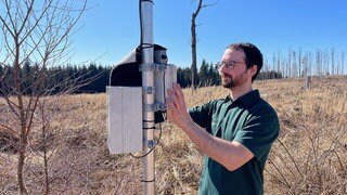 Forscher Alexnader Wagner an einer Klimadaten-Messstation auf der Montabaurer Höhe.